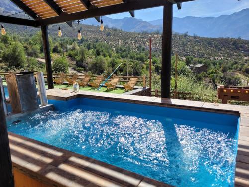 - une piscine avec vue sur les montagnes dans l'établissement Casa de montaña San Francisco, à Los Andes