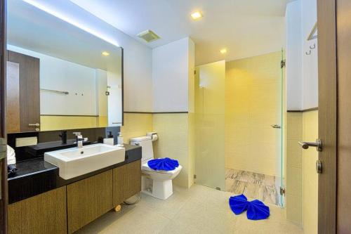 a bathroom with a sink and a toilet and a shower at 3 Bed Luxury Bali Style Villa Close To Beach PR6 in Ban Bo Kaeo