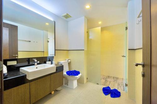 un bagno con lavandino, WC e doccia di 3 Bed Luxury Bali Style Villa Close To Beach PR6 a Ban Bo Kaeo