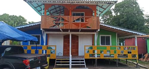 una casa con balcón en la parte delantera en Pousada À Beira do Mangue en Soure
