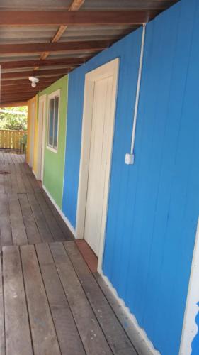 een kamer met een blauwe muur en een deur bij Pousada À Beira do Mangue in Soure