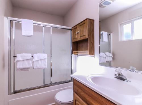 ein Badezimmer mit Waschbecken, Dusche und Toilette in der Unterkunft Christensen Retreat in Duck Creek Village