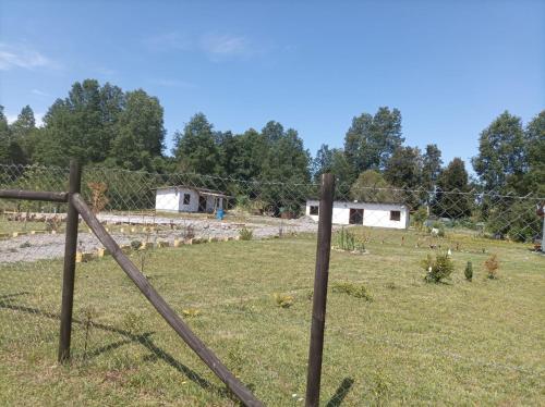 uma cerca no meio de um campo em Cabañas XILETOUR em Freire