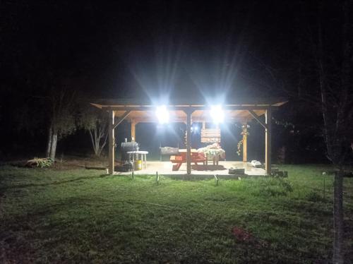 um gazebo à noite com luzes acesas em Cabañas XILETOUR em Freire