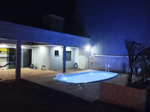 - une grande baignoire dans la cour la nuit dans l'établissement Espaço lazer, à Toledo
