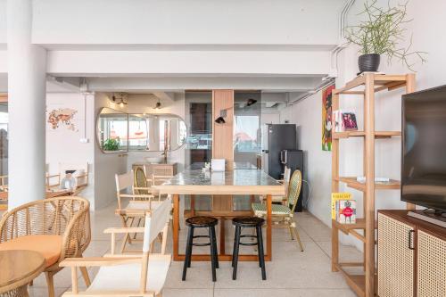a kitchen and dining room with a table and chairs at Unplugged @ Bangrak in Bangkok