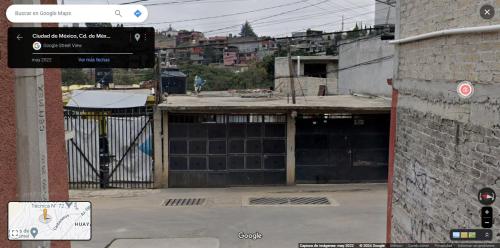 een leeg gebouw met een poort in een stad bij Hotel Family Castillo in Mexico-Stad