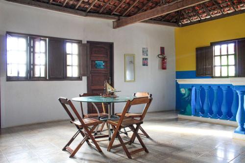 ein Esszimmer mit einem Tisch und Stühlen in der Unterkunft Estação do Mar Hostel in Porto De Galinhas