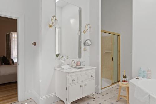 un bagno bianco con lavandino e specchio di Elizabeth Elegance, Launceston a Launceston