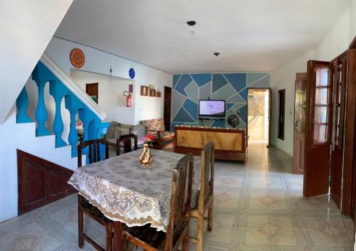 嘎林海斯港的住宿－Estação do Mar Hostel，一间带桌子的用餐室和一间客厅
