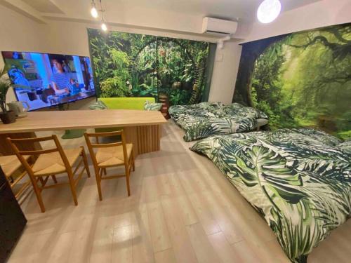 a room with two beds and a desk and a table at 『沙羅居の森Suite』便利な名古屋都心部の高級デザイナーズマンション50 ㎡ まるごと貸切最大7名 in Nagoya