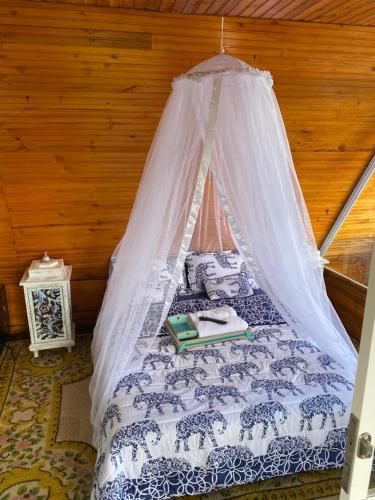 En eller flere senge i et værelse på Hermosa cabaña para parejas cerca a Tuluá con jacuzzi