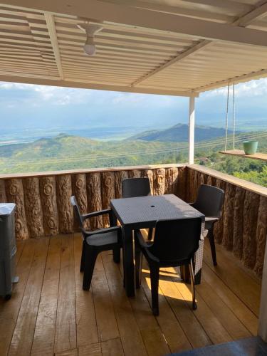 En balkon eller terrasse på Hermosa cabaña para parejas cerca a Tuluá con jacuzzi