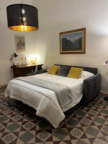 1 dormitorio con 1 cama grande en una habitación en Casa Caruso, en Catania