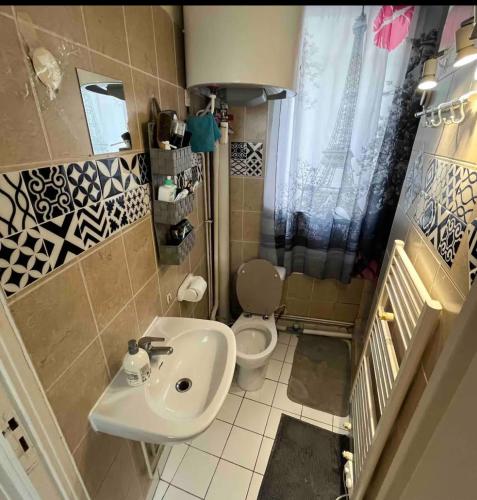 een kleine badkamer met een wastafel en een toilet bij Private room in Parijs