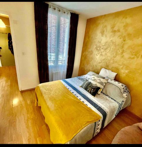 um quarto com uma cama grande num quarto em Private room em Paris