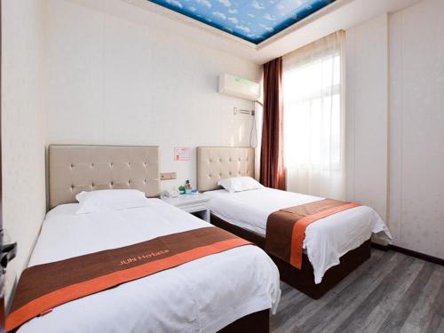 Una cama o camas en una habitación de JUN Hotels Jiangsu Nanjing Railway Station Sun Yat-sen Mausoleum Scenic Area