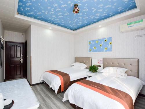Uma cama ou camas num quarto em JUN Hotels Jiangsu Nanjing Railway Station Sun Yat-sen Mausoleum Scenic Area