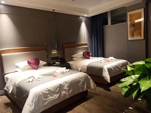 pokój hotelowy z 2 łóżkami z kwiatami w obiekcie Lano Hotel Xilinhot Taipusi Banner South Jianshe Road 