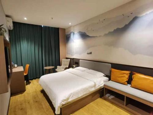 1 dormitorio con 1 cama blanca grande y 1 sofá en Thank Inn Chain Hotel Hebei Cangzhou New Bohai District en Langtuozi