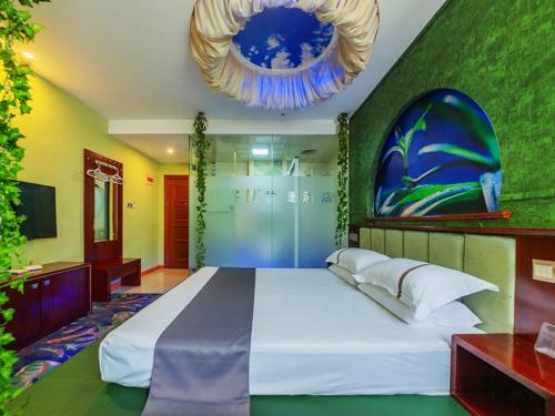 מיטה או מיטות בחדר ב-Thank Inn Plus Hotel Jiangsu Taizhou Dainan Tuanjie