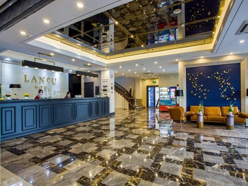 a lobby with a waiting area and a lobby at Lano Hotel Zhenjiang South High-speed Railway Station Baolong Plaza in Zhenjiang