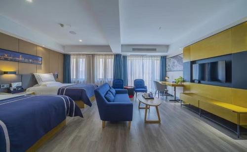 Habitación de hotel con 2 camas y TV de pantalla plana. en LanOu Hotel Chongqing Shapingba University City, en Tuzhu