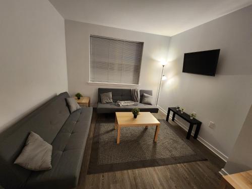 Area soggiorno di Stylish Modern 2BR Mins to NYC!