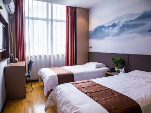 Habitación de hotel con 2 camas y ventana en Thank Inn Chain Hotel Hebei Cangzhou New Bohai District en Langtuozi