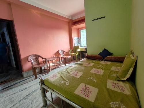 1 dormitorio con cama, sillas y chimenea en Eat, chill, worship, repeat!, en Tarapith