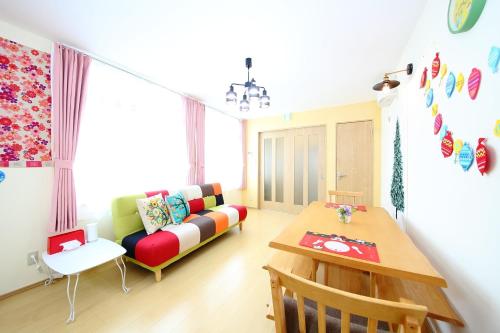 - un salon avec un canapé et une table dans l'établissement Sun River Annex Inaho - Vacation STAY 95961, à Kita-hamachō