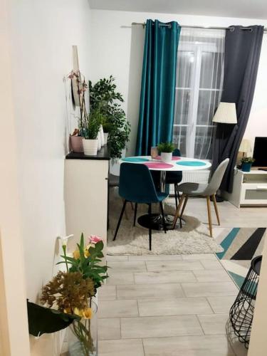 une salle à manger avec une table et des chaises dans une pièce dans l'établissement Appartement à 10 min d'Orly/ 15min de Paris, à Juvisy-sur-Orge