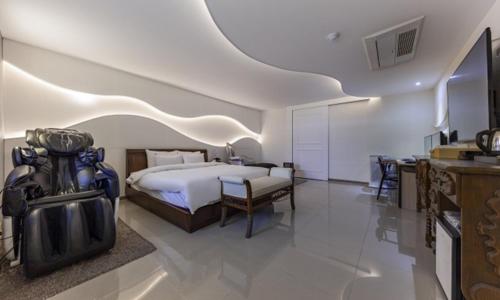 ein Hotelzimmer mit einem Bett und einer Küche in der Unterkunft From H sum Hotel Daejeon in Daejeon