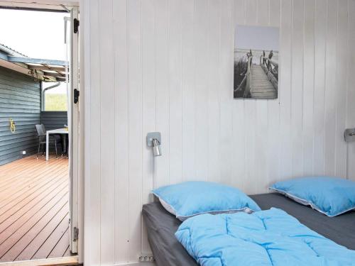 1 dormitorio con 2 camas y balcón en Holiday home Lemvig XXXIV, en Lemvig