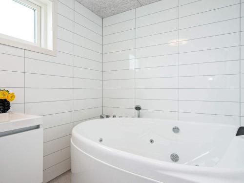 Baño blanco con bañera y lavamanos en Holiday home Lemvig XXXIV, en Lemvig