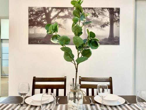 une table avec deux chaises et un vase avec une plante dans l'établissement HCK28 Platino High View｜3min walk Paradigm｜Sutera, à Johor Bahru