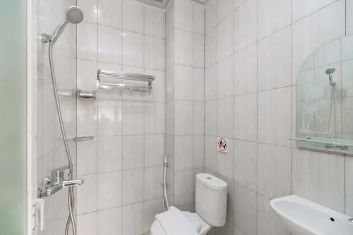 Ванная комната в Villa Kampoeng City Wonosalam Mitra RedDoorz