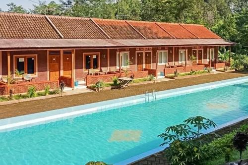 Бассейн в Villa Kampoeng City Wonosalam Mitra RedDoorz или поблизости