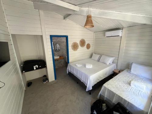 1 Schlafzimmer mit 2 Betten in einem Zimmer mit in der Unterkunft Casa Garça - 4 Suítes - Super Piscina - Pé na Areia - em Maceió in Maceió