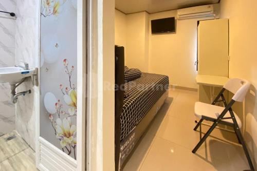 1 dormitorio con cama, lavabo y escritorio en SwCo Living Palembang, en Palembang