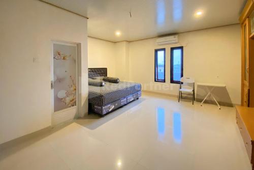 1 dormitorio con 1 cama y 1 silla en una habitación en SwCo Living Palembang, en Palembang