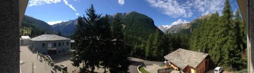 Vista general de una montaña o vista desde el albergue 