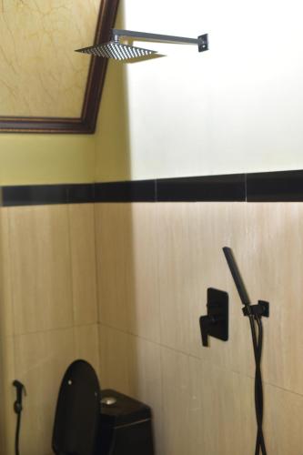 łazienka z toaletą i suszarką do włosów w obiekcie Kaliningrad Cottage w mieście Sidomukti