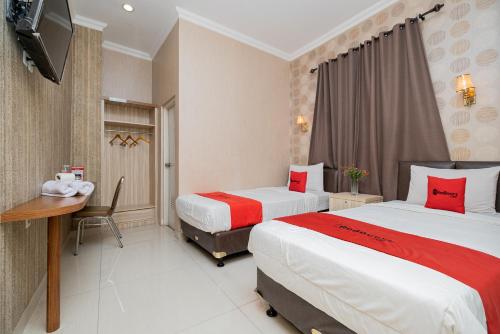 Säng eller sängar i ett rum på RedDoorz Plus @ Cideng Barat