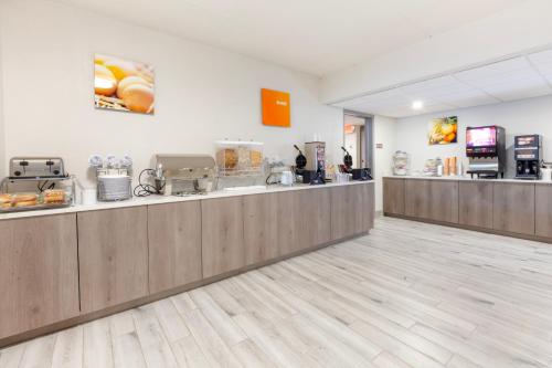 una hall di un fast food con un bancone di Comfort Inn & Suites Beaver Dam a Beaver Dam