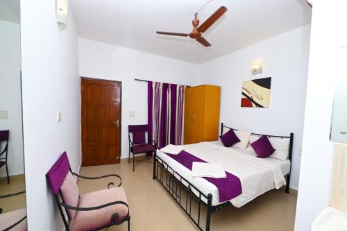Giường trong phòng chung tại Garima Of Mandrem By Jas Holidays