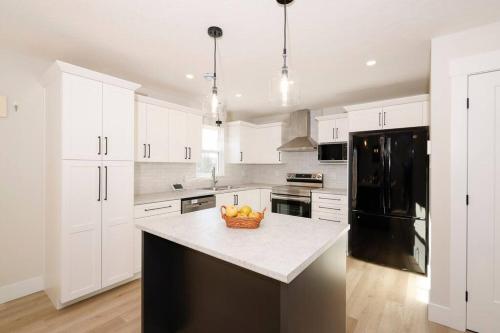 Luxury Home In Moncton في مونكتون: مطبخ مع وعاء من الفواكه على منضدة