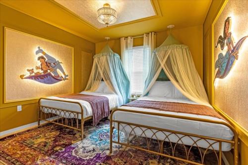 2 Betten in einem Zimmer mit gelben Wänden in der Unterkunft 7 Bedrooms- 5,5 Bahrooms- Windsor Island 1917 Sd in Davenport
