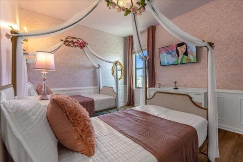 um quarto com 2 camas e uma cama de dossel em 10 Bedroom- 9 Bathroom- Paradiso Grande 6080hs em Orlando