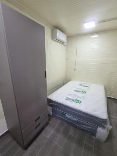 a small room with a bed in a room at Vila Verde Container BV in Barra Velha